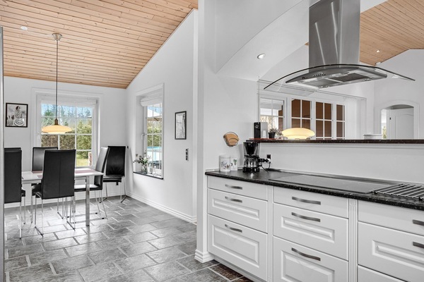 Kjøleskap, kokeplater, oppvaskmaskin og kaffetrakter/tekoker