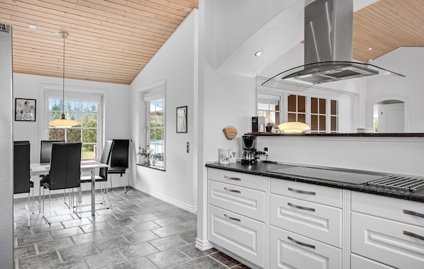 Réfrigérateur, plaque de cuisson, lave-vaisselle, cafetière/bouilloire