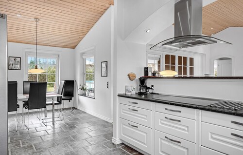 Lovely home in ørsted with WiFi