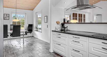 Lovely home in ørsted with WiFi