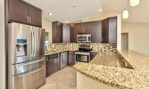 Frigorifero, microonde, forno, piano cottura