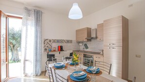 A modern kitchen with a dining area. - 2 bedroom beautiful home in Corridonia (Corridonia)