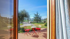 A patio with a table, two red chairs, and a bench. - 2 bedroom beautiful home in Corridonia (Corridonia)