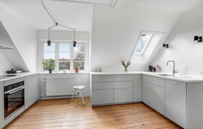 Kühlschrank, Geschirrspüler, Wasserkocher mit Kaffee-/Teezubehör