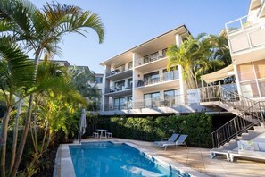 Outdoor pool - Myuna Holiday Apartments (Noosa Heads)