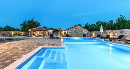 Lovely home in Perusic Donji with WiFi