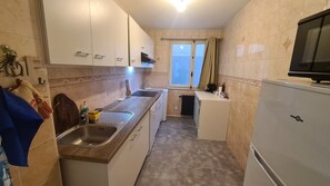 Kühlschrank, Mikrowelle, Herdplatte, Geschirrspüler