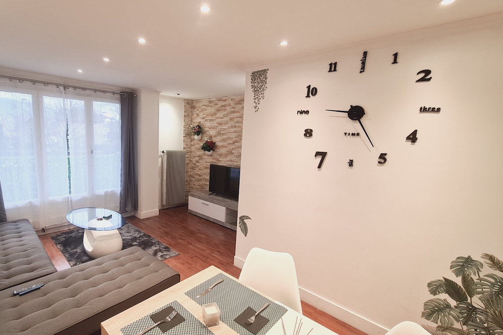 Pretty Type 3 close to all amenities 20 minutes walk from the lake