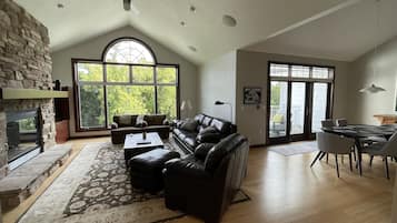 智能电视、壁炉、电子游戏