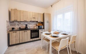 Fridge, oven, stovetop, dishwasher