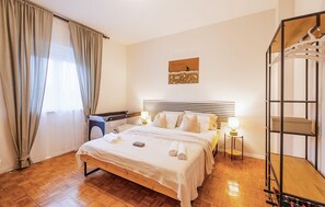 3 chambres, fer et planche à repasser, lit de bébé portatif