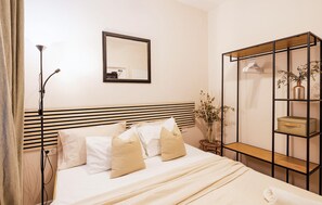 3 habitaciones, tabla de planchar con plancha y cuna de viaje 