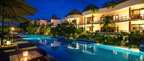 Utendørsbasseng og et oppvarmet basseng