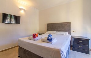 3 chambres, fer et planche à repasser, lit de bébé portatif