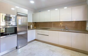 Frigorífico, microondas, horno y placa de cocina