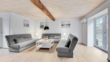 Télévision, baby-foot, table de tennis de table