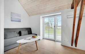 Télévision, baby-foot, table de tennis de table