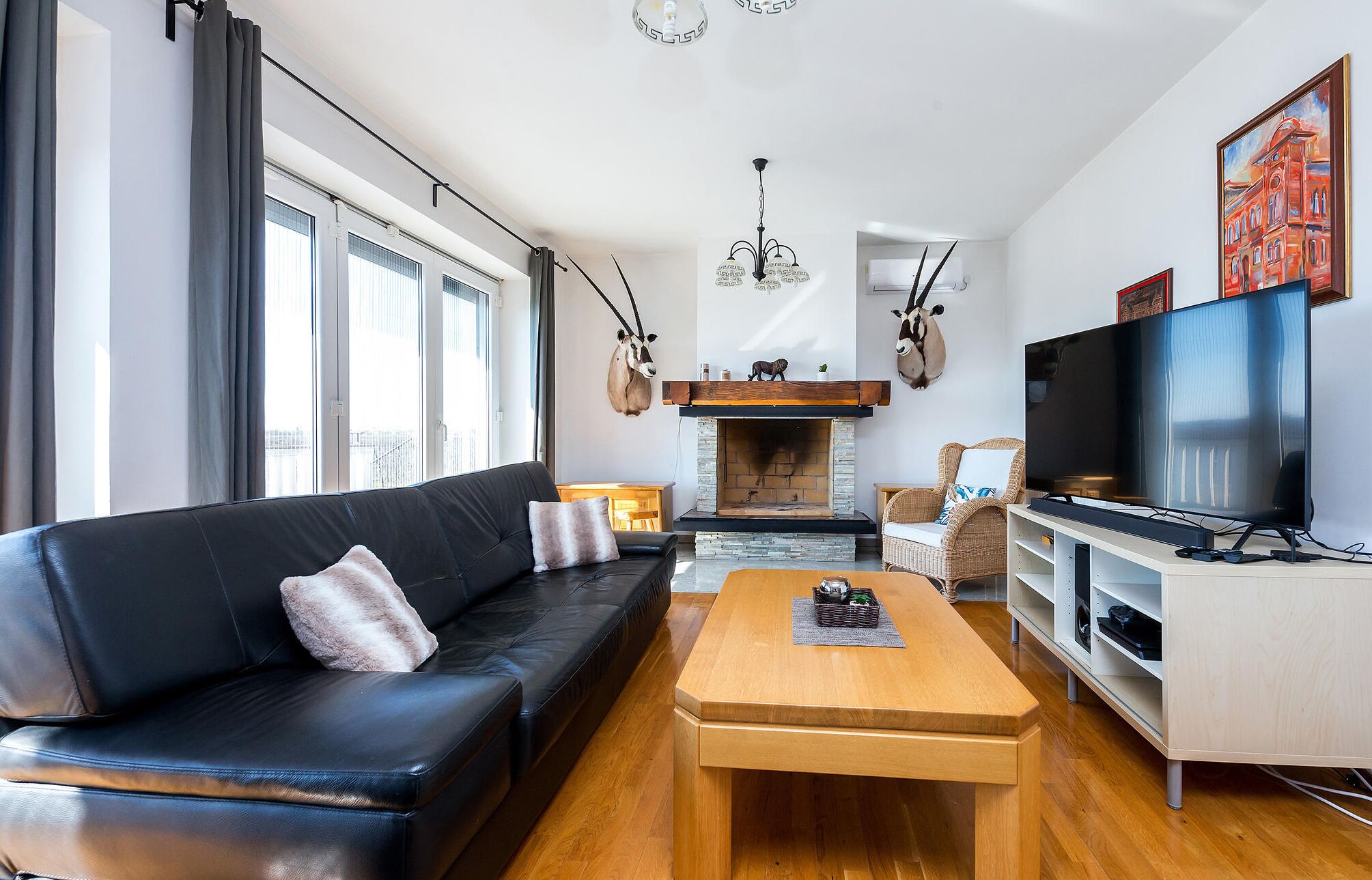 Smart TV, lareira, aparelho de som