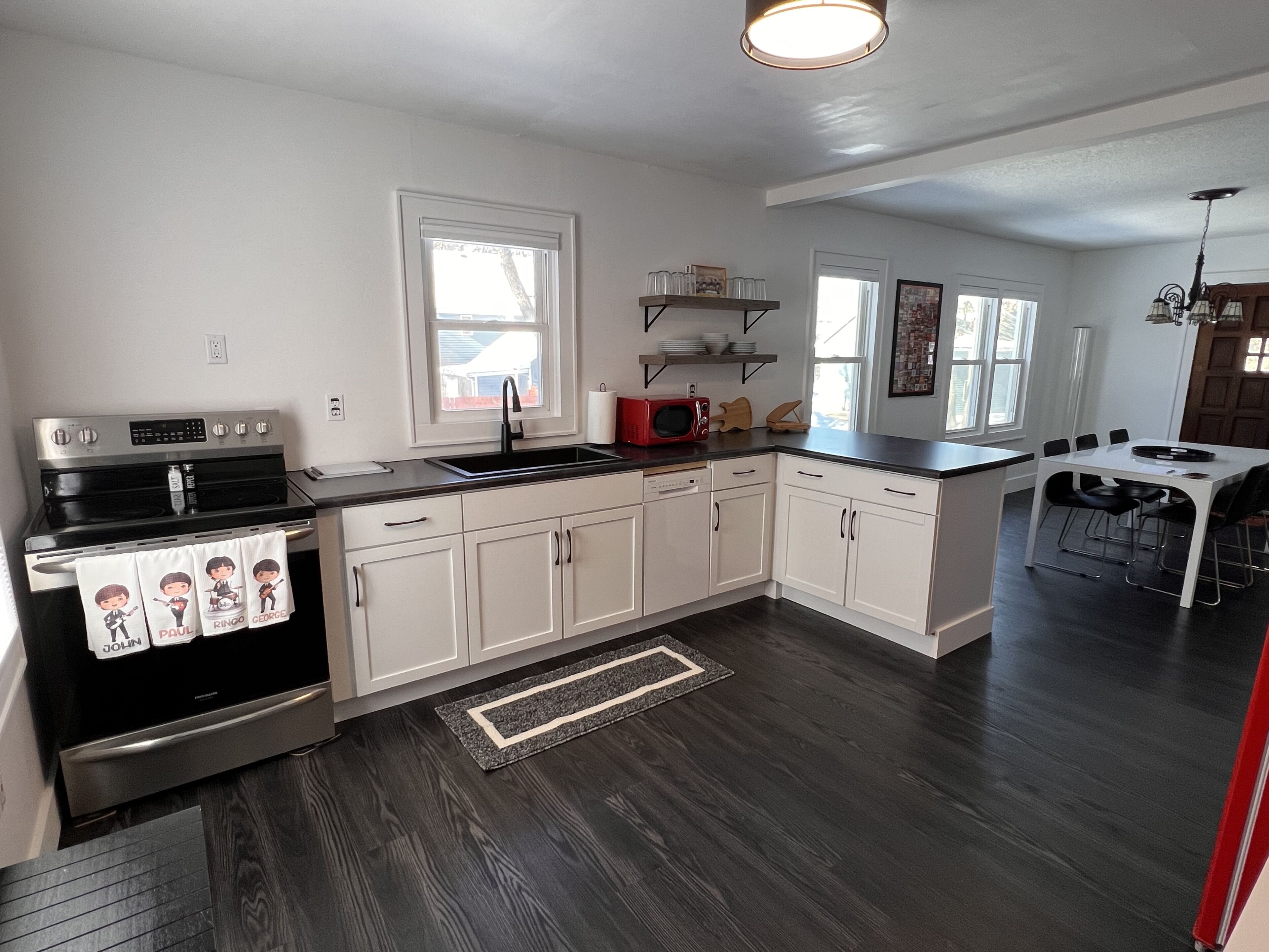 The Beatles House (newly reno w/heated garage)