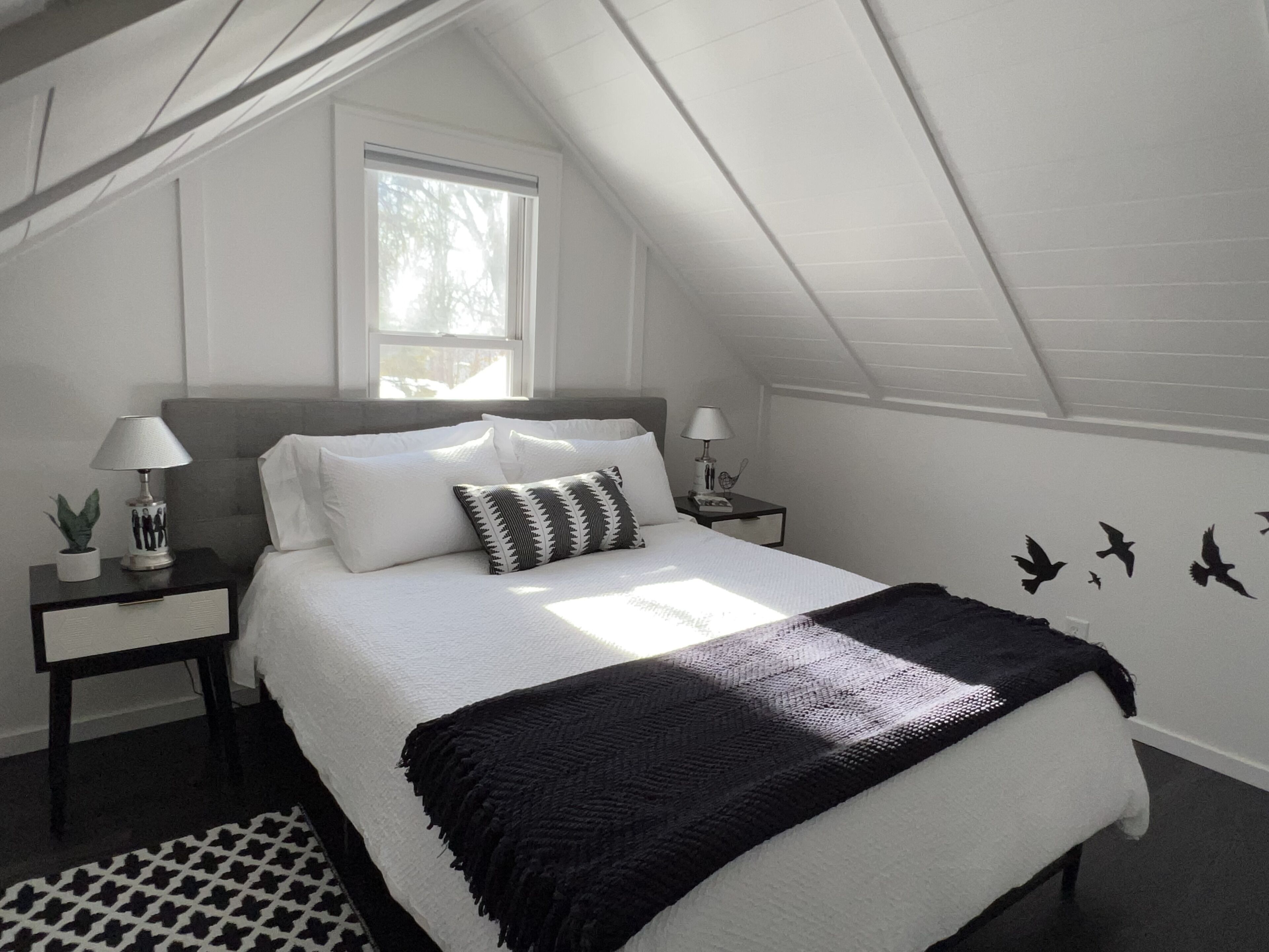 The Beatles House (newly reno w/heated garage)