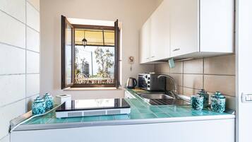 Kühlschrank, Geschirrspüler, Wasserkocher mit Kaffee-/Teezubehör