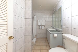 Ducha, toallas, jabón y papel higiénico