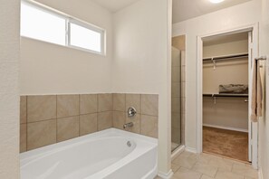 Combined shower/bathtub, hair dryer, towels, soap - Cozy Home Near AF BMT Lackland, Seaworld, Riverwalk, Six Flags & More (San Antonio)