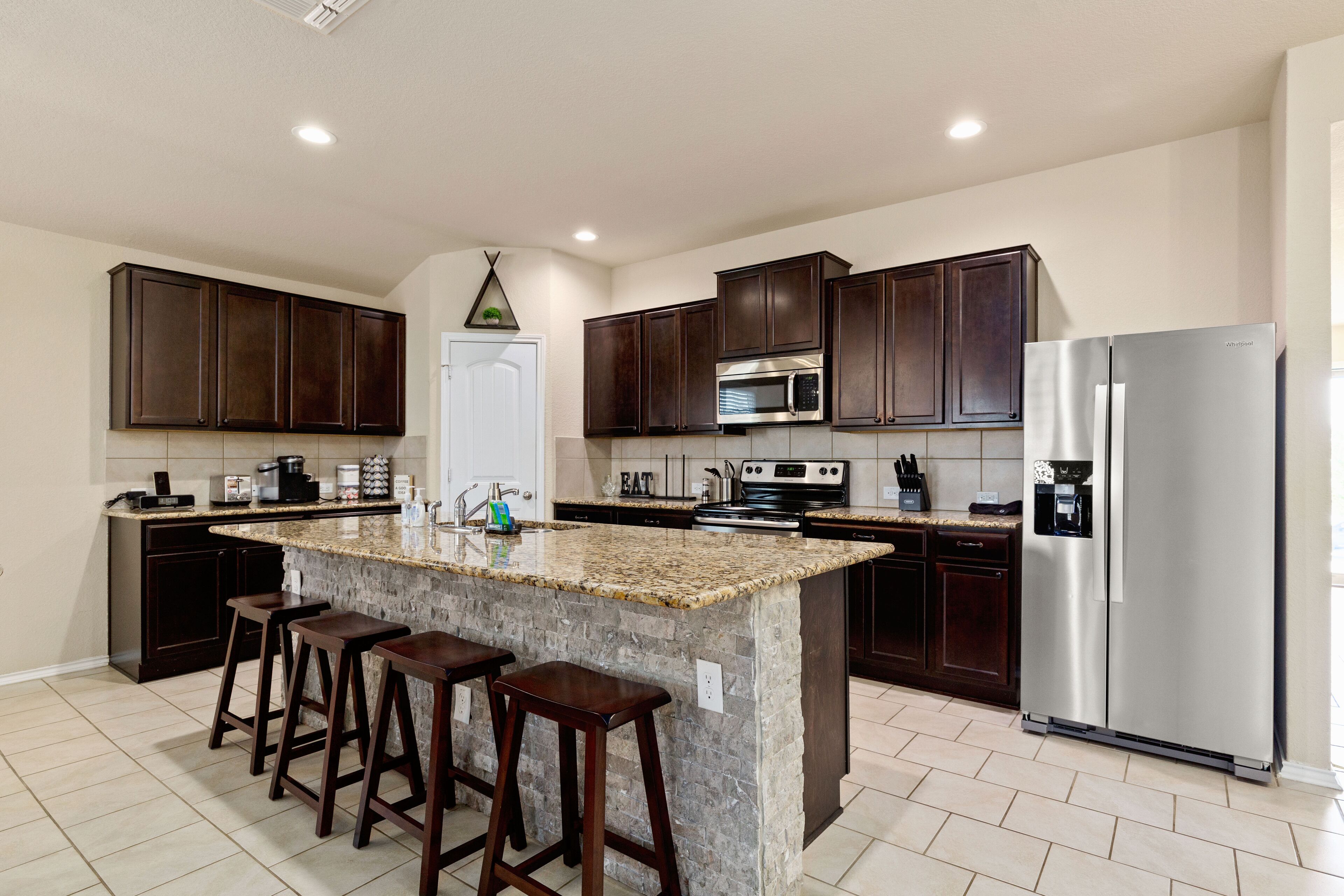 Kjøleskap, mikrobølgeovn, ovn og kokeplater