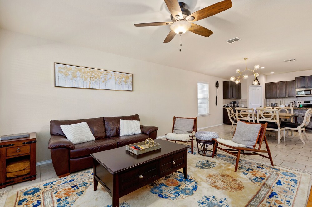 Cozy Home Near AF BMT Lackland, Seaworld, Riverwalk, Six Flags & More
