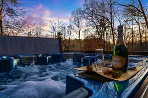 Outdoor spa tub - The Best Dog Friendly Cabin in Pigeon Forge (Sevierville)