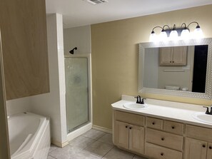 Combined shower/tub - (Sleeps 10) Spacious 4 bedrooms perfect for family, friends, or business.  (Aransas Pass)