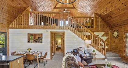Boutique Log Cabin+Hot Tub+Pool+Dollywood Close+Fireplace+Game Loft+Deck Views!