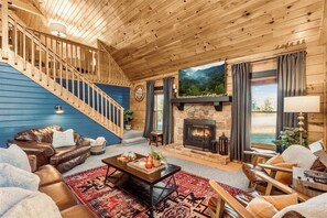 Smart TV, fireplace, foosball, books - Stunner! HotTub•Outdoor TV and Fireplace•Gorgeous Views•Fireplace•Much More! (Sevierville)