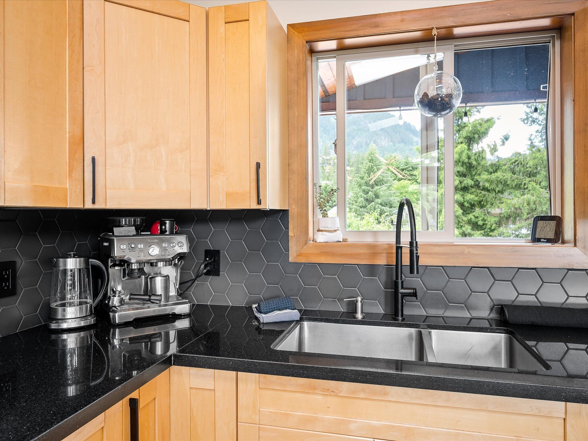 Beautifully renovated 3 bedroom home w/hot tub