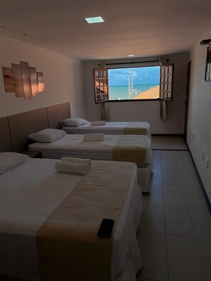 مكتب ومساحة عمل للكمبيوتر المحمول وستائر تعتيم ومكواة/لوح كي