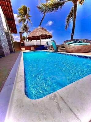 Una piscina al aire libre