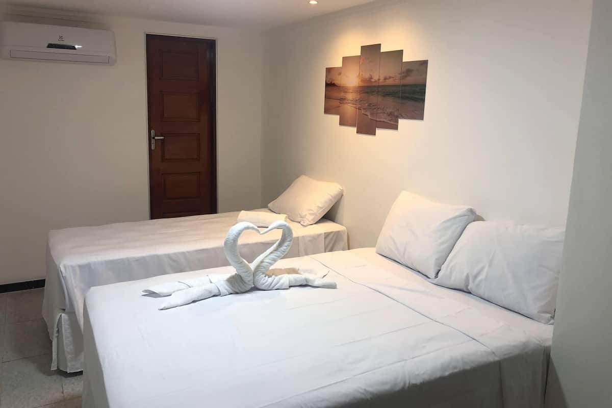 Escritorio, espacio para trabajar con laptop y cortinas blackout