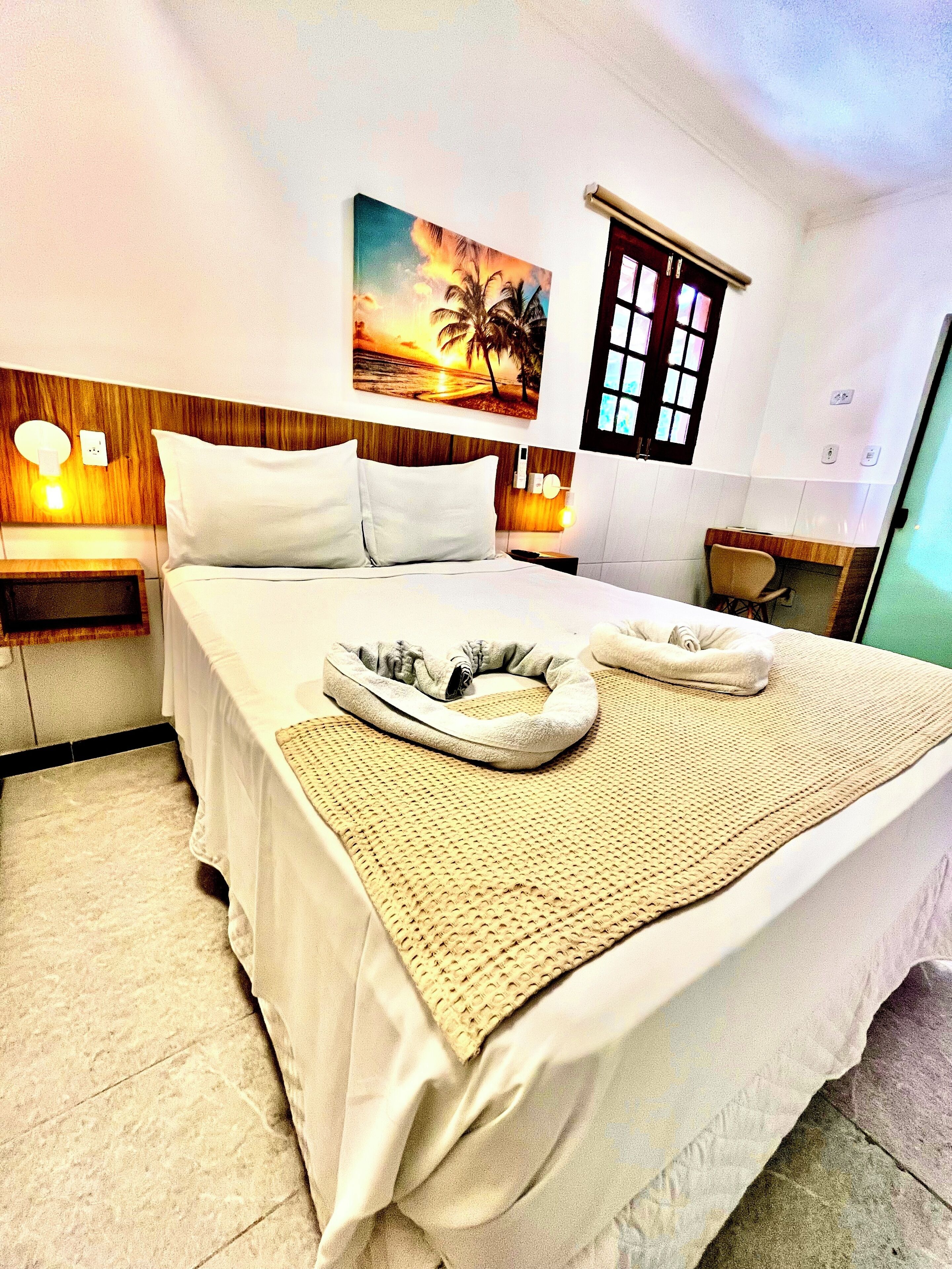 Quarto triplo família | Escrivaninha, espaço de trabalho para notebook, cortinas blackout