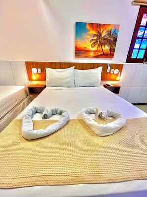 Desk, laptop workspace, blackout curtains, iron/ironing board - Pousada La Riviera (Maragogi)