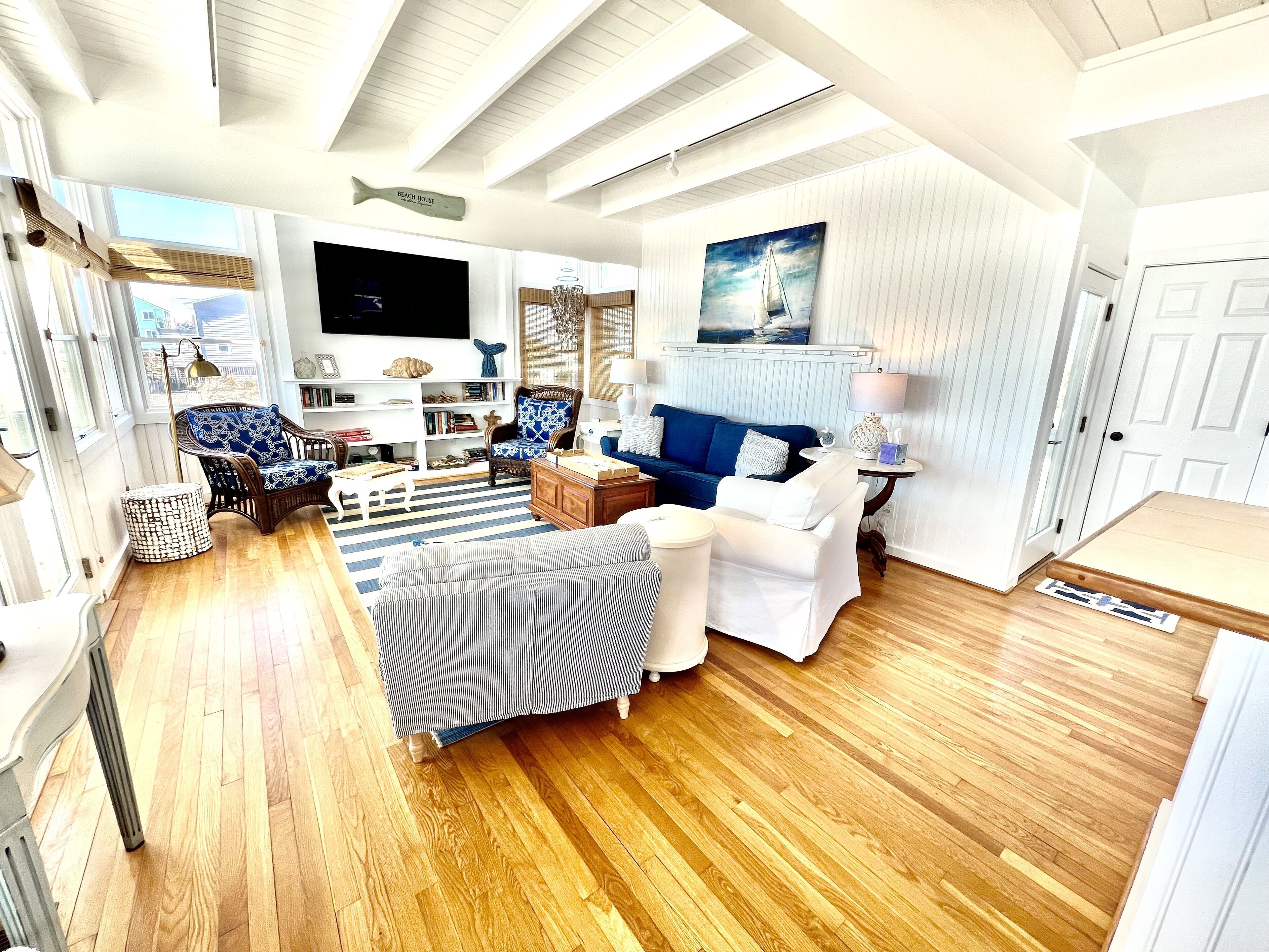 Quaint OCEANFRONT Getaway*WEST BEACH/STEPS FROM POINT*Sleeps 8*GREAT VIEWS*Clean