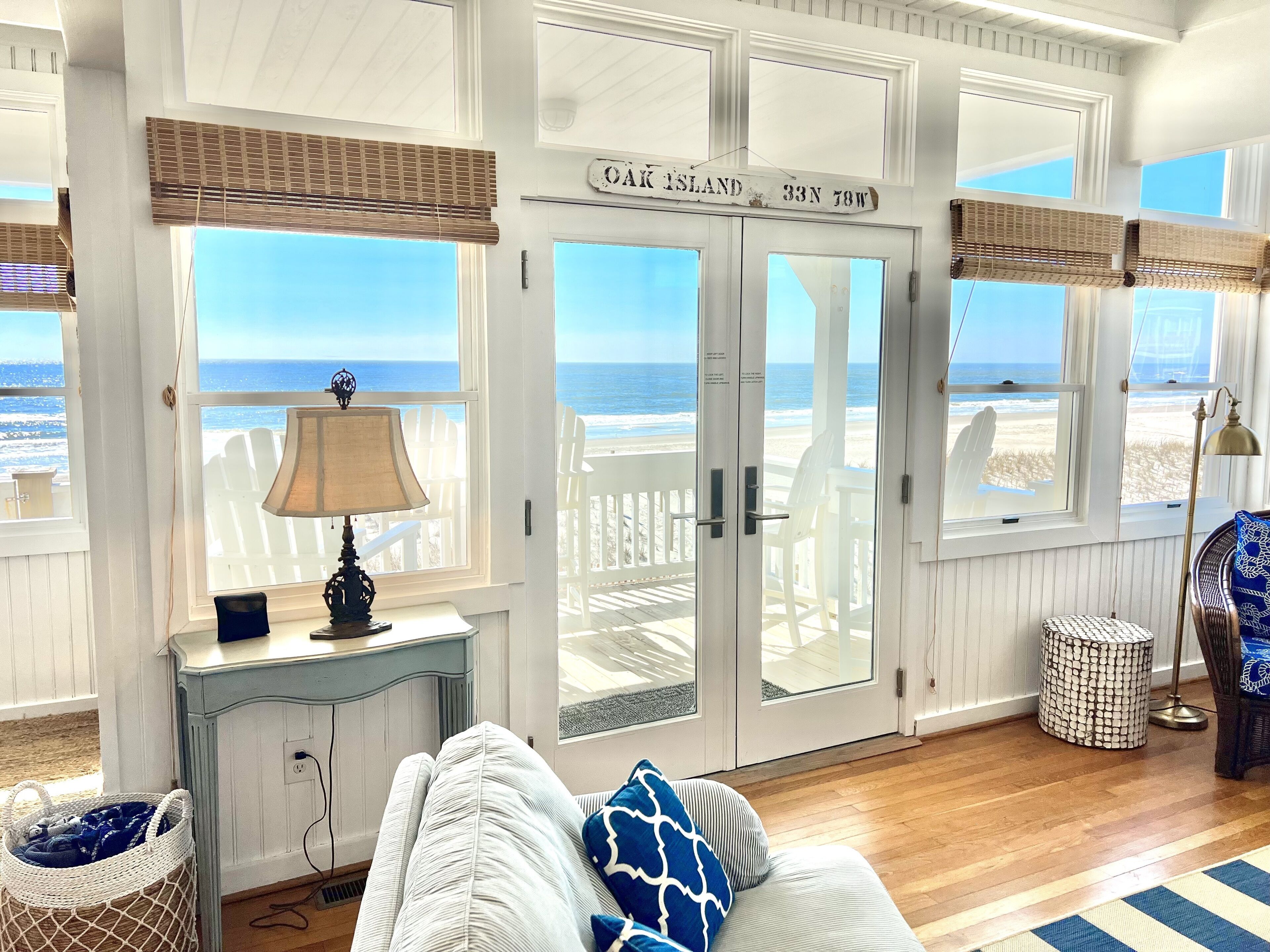 Quaint OCEANFRONT Getaway*WEST BEACH/STEPS FROM POINT*Sleeps 8*GREAT VIEWS*Clean