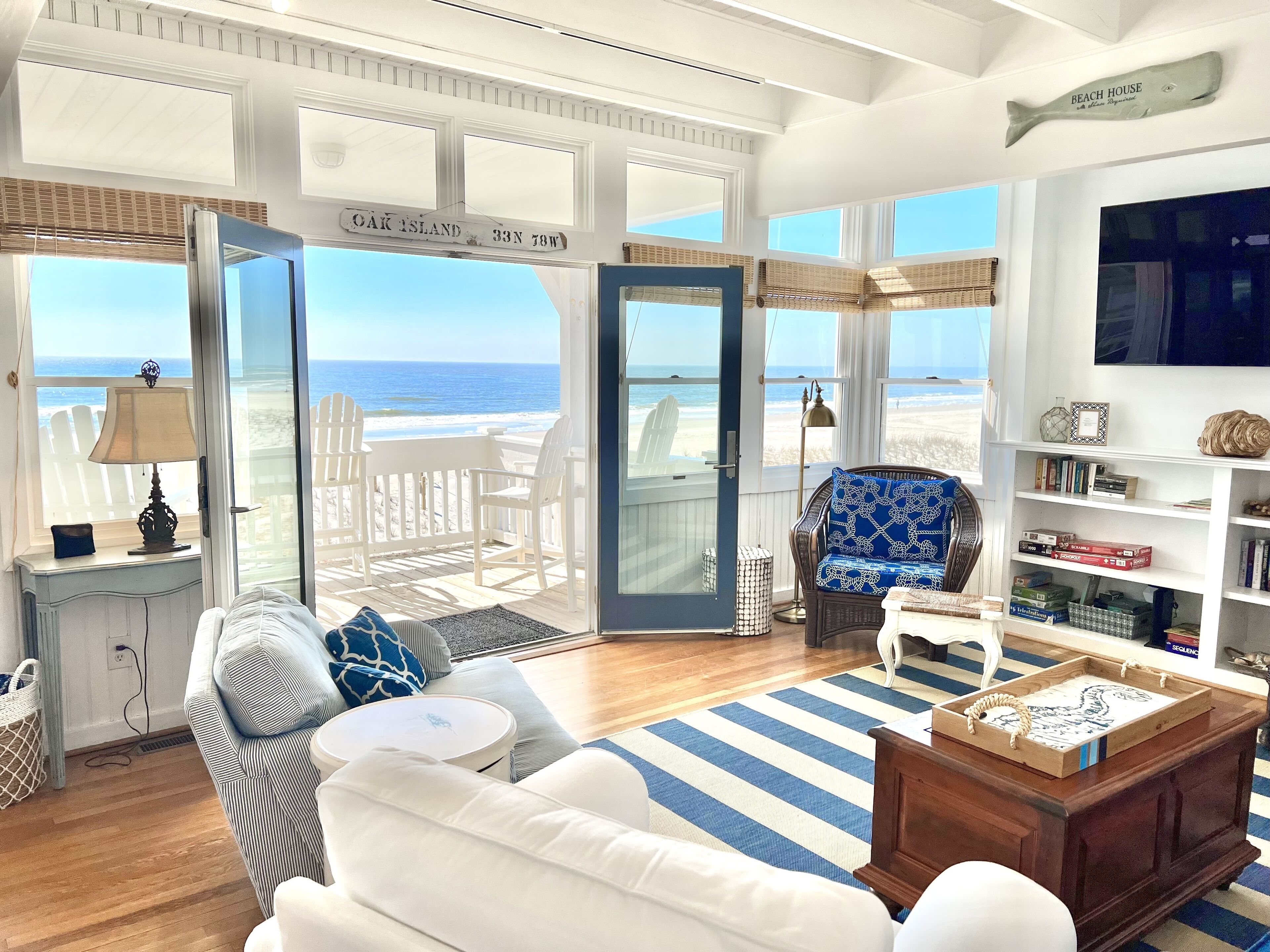 Quaint OCEANFRONT Getaway*WEST BEACH/STEPS FROM POINT*Sleeps 8*GREAT VIEWS*Clean