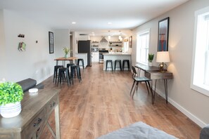 Interior - Spacious and Bright Downtown APT with River View (Ellsworth)