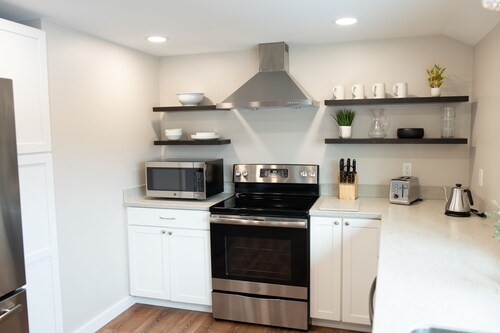 Spacious and Bright Downtown APT with River View