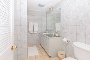 Douche, serviettes fournies, savon, papier toilette