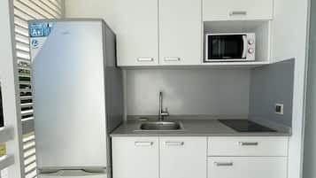 Réfrigérateur, micro-ondes, plaque de cuisson, cafetiÚre/bouilloire