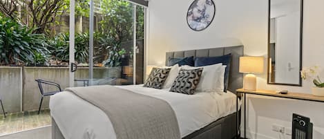 Apartment | Desk, iron/ironing board, free WiFi, bed sheets