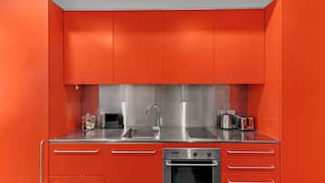 Apartment | Private kitchen | Fridge, oven, stovetop, coffee/tea maker