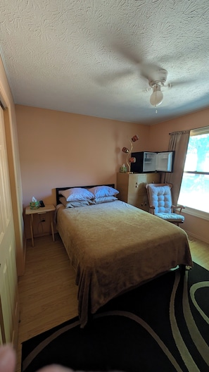 1 bedroom, desk, WiFi (free), bed sheets - Lisbon room (Bloomington)
