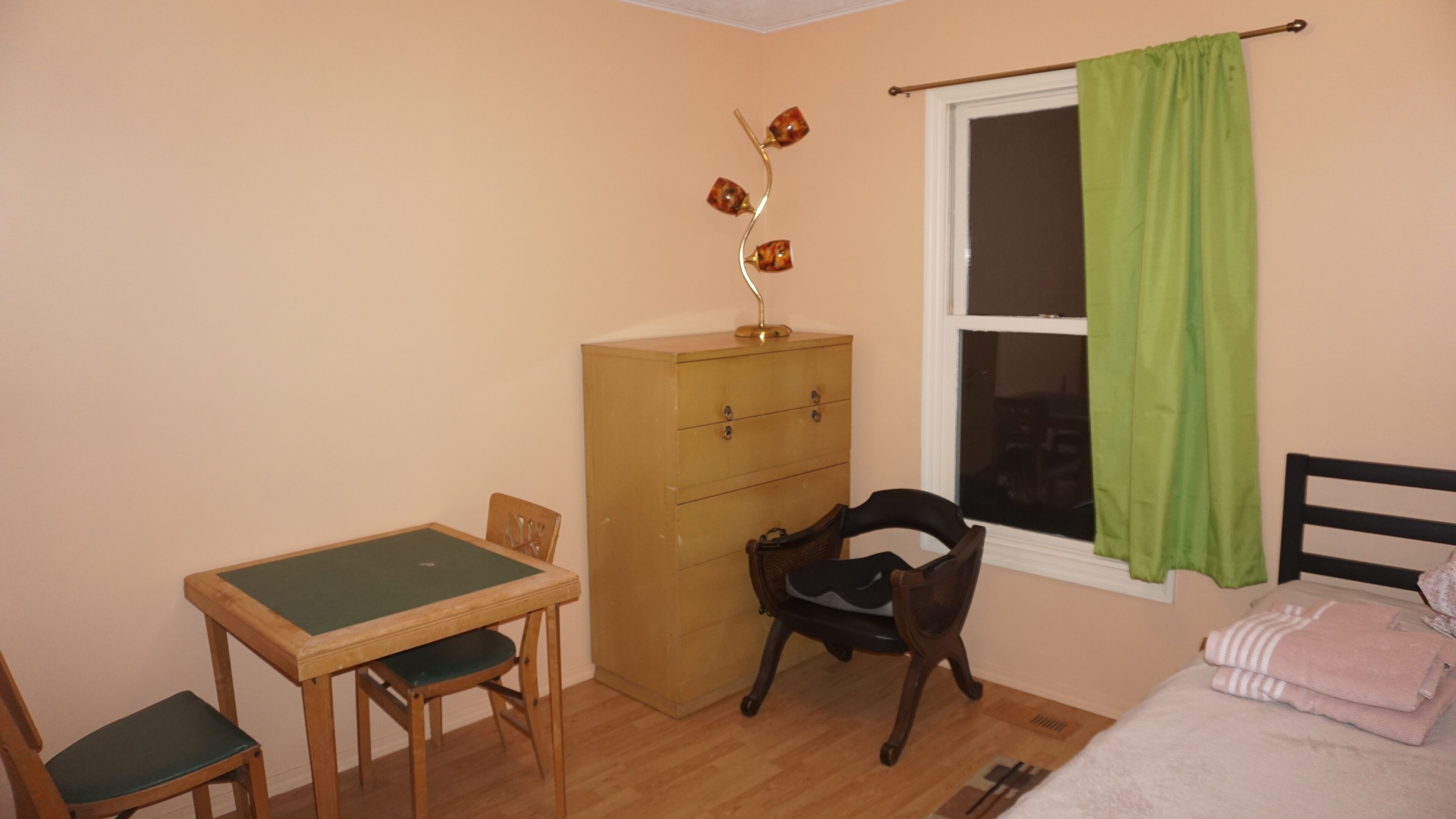 Comfortable small bedroom in a very quiet part of the town in Bloomington, United States